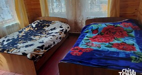 Новый дом №6 - 1 этаж. Две двуспальные и одна односпальная кровать, кресло (май 2025).