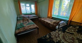 Каменный корпус №4 - 2 этаж. 5 деревянных кроватей с ортопедическими матрасами. (июнь 2025).