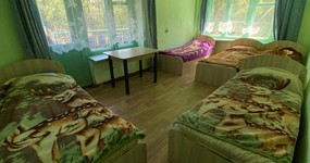 Каменный корпус №5 - 2 этаж. 5 деревянных кроватей, стол (июнь 2025).