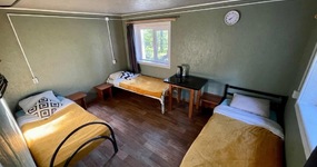 Летний домик №3 (3 места) - 3 односпальные железные кровати, стол, стулья, эл.чайник, возле дома индивидуальная беседка и мангал (август 2023).