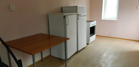 Кухонная зона : два холодильника, плита, стол