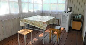 Кухонная зона на веранде: стол, стулья, холодитьник, плита, эл.чайник