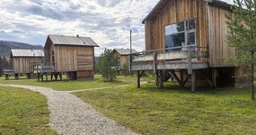 Благоустроенные коттеджи с панорамными окнами (сентябрь 2025).