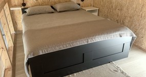 Спальные места - вариант домика с двуспальной, одной односпальной кроватью и раскладным диваном (сентябрь 2025).
