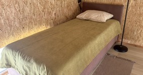 Спальные места - вариант домика с двуспальной, одной односпальной кроватью и раскладным диваном (сентябрь 2025).
