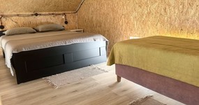 Спальные места - вариант домика с двуспальной, одной односпальной кроватью и раскладным диваном (сентябрь 2025).