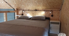 Спальные места - вариант домика с двуспальной, одной односпальной кроватью и раскладным диваном (сентябрь 2025).
