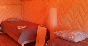Спальные места: 4 односпальные кровати, светильник, обогреватель (сентябрь 2025).