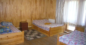 №1. Три полутораспальные кровати, тумба, 2 стула, прикроватные коврики