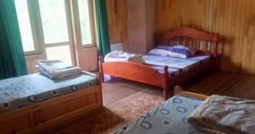 2 этаж №1 (4-6 мест) -Двухспальная кровать, 2 полутороспальные кровати, тумбочка (август 2022).