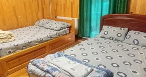 2 этаж. №3 (4-6 мест) - Двухспальная кровать, 2 полутороспальные кровати, тумбочка (август 2022).