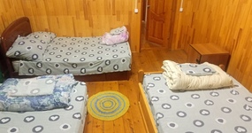 2 этаж. №3 (4-6 мест) - Двухспальная кровать, 2 полутороспальные кровати, тумбочка (август 2022).