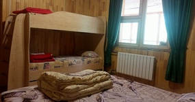 2 этаж №4 (4-6) - Одна двуспальная и односпальная двухъярусная кровать, тумба (август 2022).