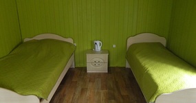 Спальные места внутри домика, прикроватные тумбочки, эл.чайник