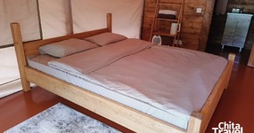 Двуспальная кровать, комод с чайными принадлежностями (июнь 2025).