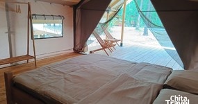 Двуспальная кровать, комод с чайными принадлежностями, вешалка (июнь 2025).