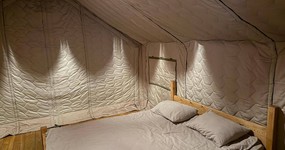 Двуспальная кровать, комод с чайными принадлежностями (сентябрь 2025).