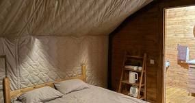 Двуспальная кровать, комод с чайными принадлежностями (сентябрь 2025).