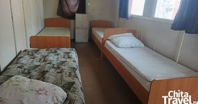 Летние домики (8 мест) - 2 комнаты по 4 места (в каждой комнате по 4 односпальные кровати, стол, стулья) (май 2026)