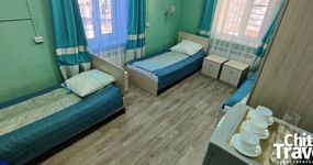 №1 (3 места) - 3 односпальные кровати, стол, стулья, эл. чайник, холодильник (декабрь 2025)