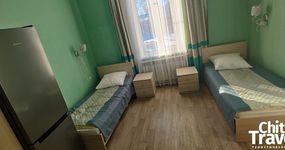 №6 (3 места) - 3 односпальные кровати, стол, стулья, эл. чайник, холодильник (декабрь 2025)