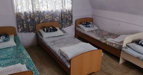 Домики (4 места) - спальные места, холодильник, чайник, эл.плита, стол, стулья. Беседка: стол, лавки, мангал (июнь 2026).