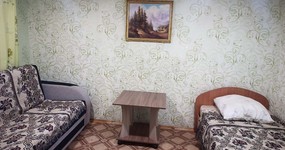 Дом №3 комната - 2-х спальный диван, односпальная кровать, столик, телевизор (Сентябрь 2023).