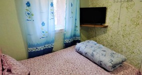 Дом №4 комната - 2-х спальная кровать,односпальная кровать, телевизор, маленький холодильник, эл. чайник (октябрь 2023).