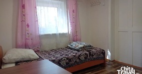 Дом №6 комната - 2-х спальный диван, односпальная кровать, тумбочки, маленький холодильник, эл. чайник (май 2023).