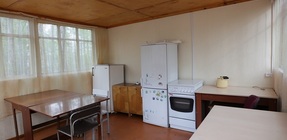 Общая кухня (2 холодильника, 4 комфортная плитка с духовкой, стол, стулья)