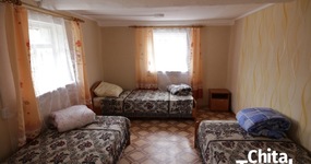 Дом №2 комната - 3 односпальные кровати, тумбочки, вешалка.