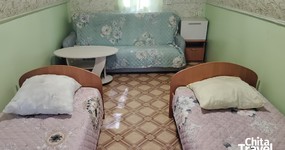 Щитовые домики №7-9 ( 4 места): 2 односпальные кровати, двухспальный диван, вешалка, тумбочка, шкафчик, чайник (сентябрь 2025).