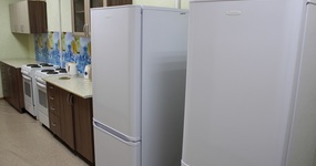 Общая кухонная зона: 2 больших холодильника, 2 электроплиты, кухонный гарнитур, 2 электрических чайника, посуда