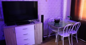 ТВ, стол, стулья, графин