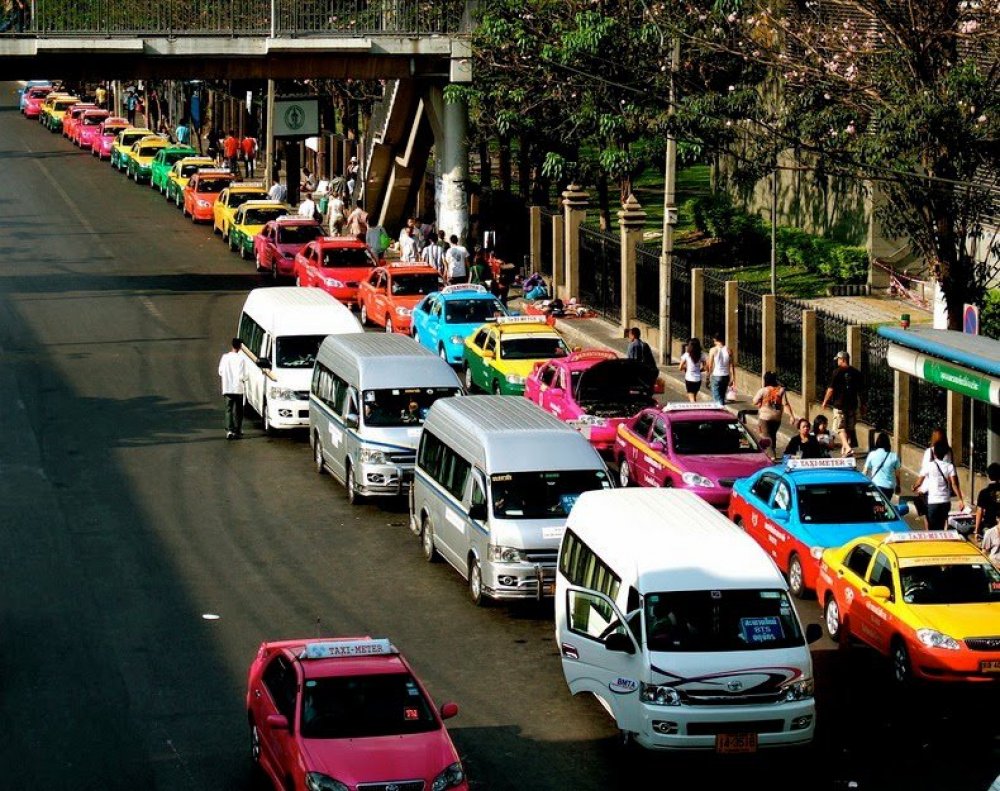Авто бангкок. Такси Бангкок. Машины в Таиланде. Разноцветные автомобили. Таиландские автомобили.