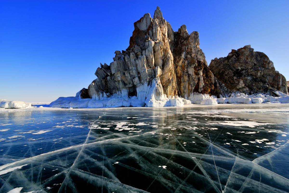 МЧС советует туристам воздержаться от прогулок по льду озера Байкал.