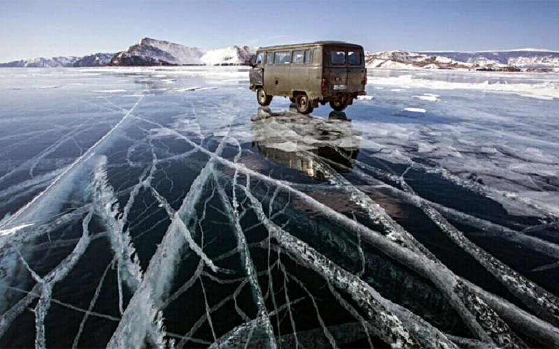 На Байкале открыли "ледовую дорогу" на остров Ольхон.